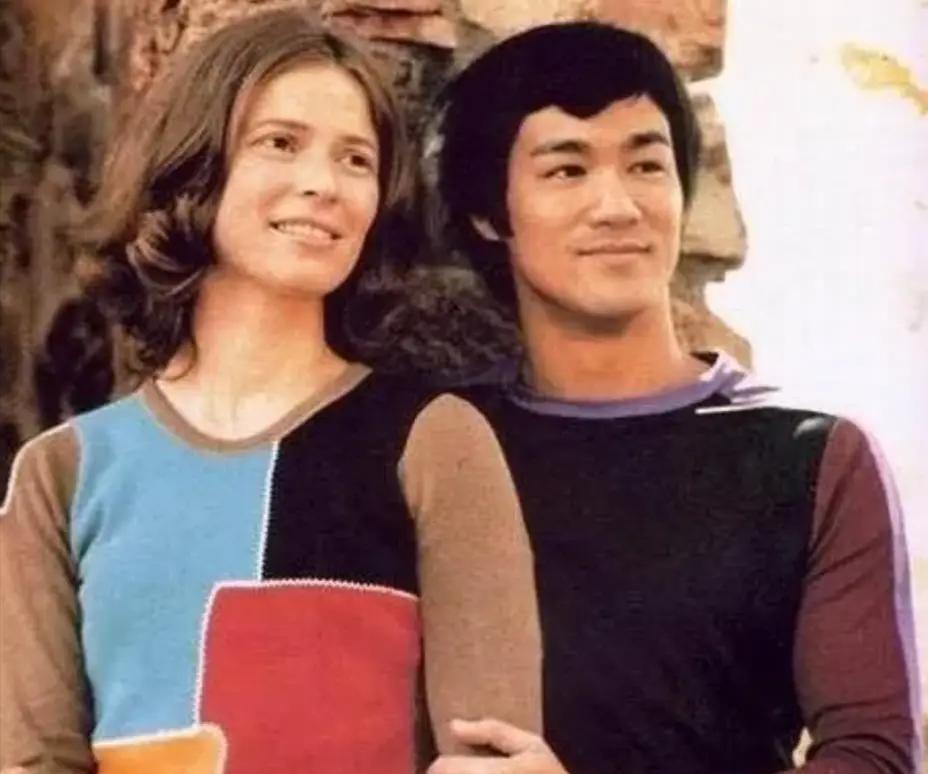 李小龙刚去世后，他的徒弟汤姆就火速和自己的新婚妻子离婚，去追求自己的师娘琳达。琳