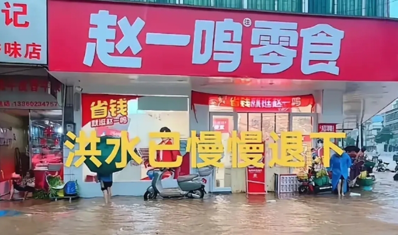 广东怀集发展成规模零元购事件。

众多人公然抢劫，触犯法律。

抢夺物资，抢夺现