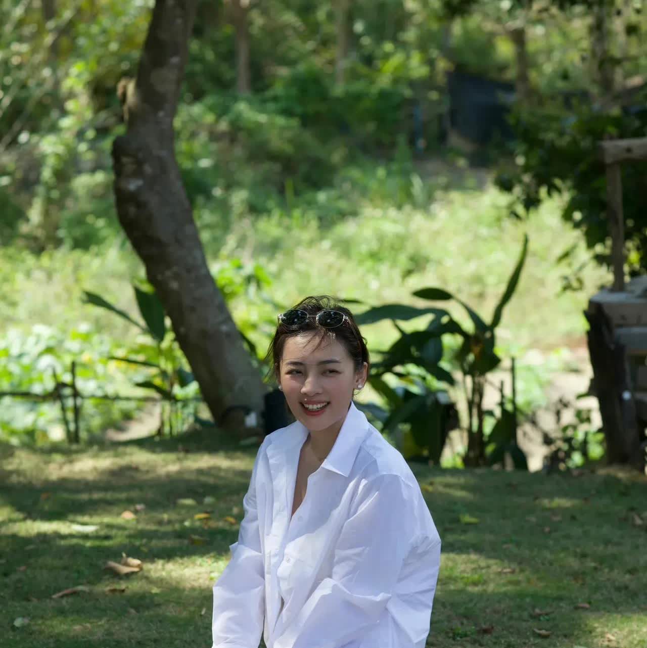 陈维涵，171cm，芳心随风起，绿草映笑颜。