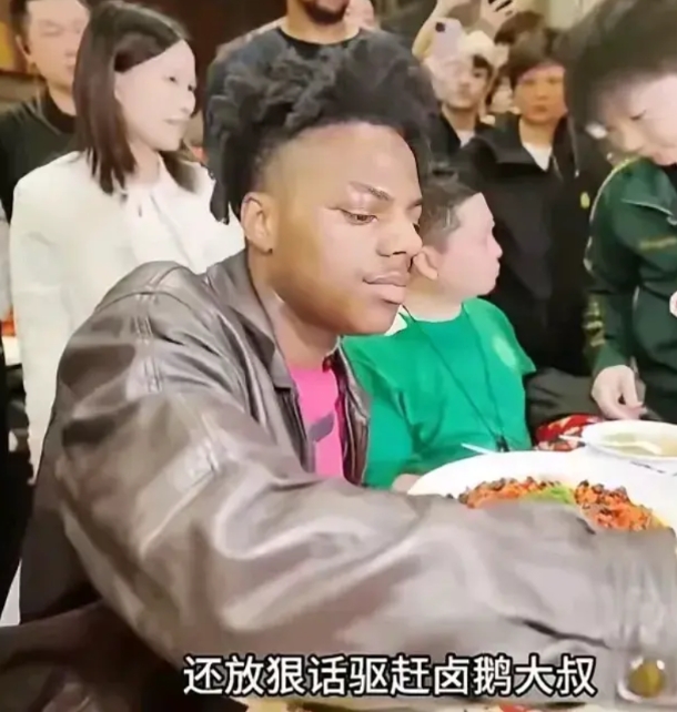 卤鹅哥已经澄清了，当时文和友的老板是请他让座的，说话很客气的，因为是人家主办的节