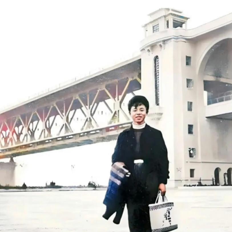 1958年，18岁的雷锋在武汉长江大桥前留下了这张珍贵的影像，那时的他还没有成为