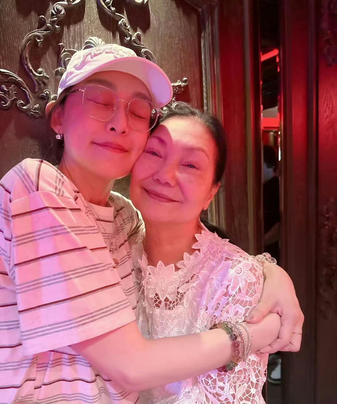 范玮琪与S妈一起过中秋，宣布认S妈当自己的妈妈。