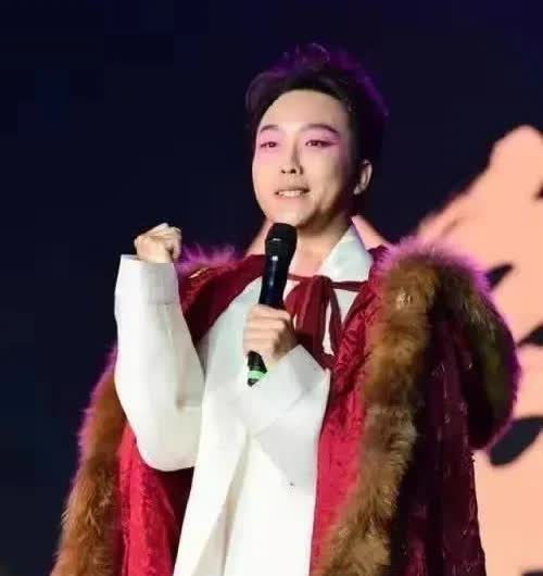 李玉刚推了商演去吊唁杨少华
杨议本来很敬重的与他握手
可他对杨少华的称呼，气