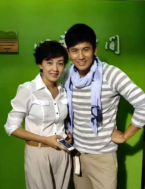 男演员是于晓光，女演员是谁呀？看上去比秋瓷炫有气质。

您看这照片里的女演员，白