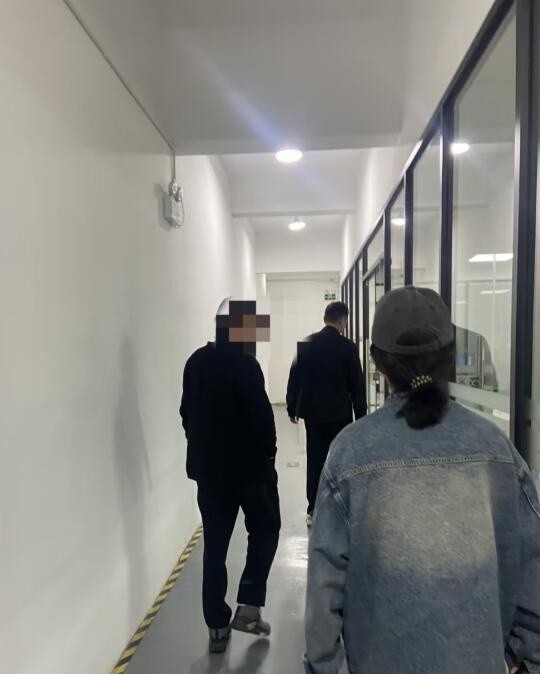 小周这00后小伙儿，今儿个一大早就麻溜儿办完离职手续，转头就把公司群退了，顺带删