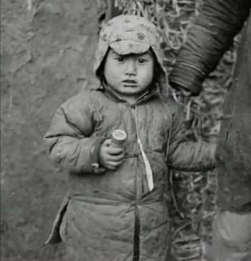 1937年春，抗日名将王凤阁因弹尽粮绝被俘。在狱中他们一家三口拒绝投降，绝食抗争