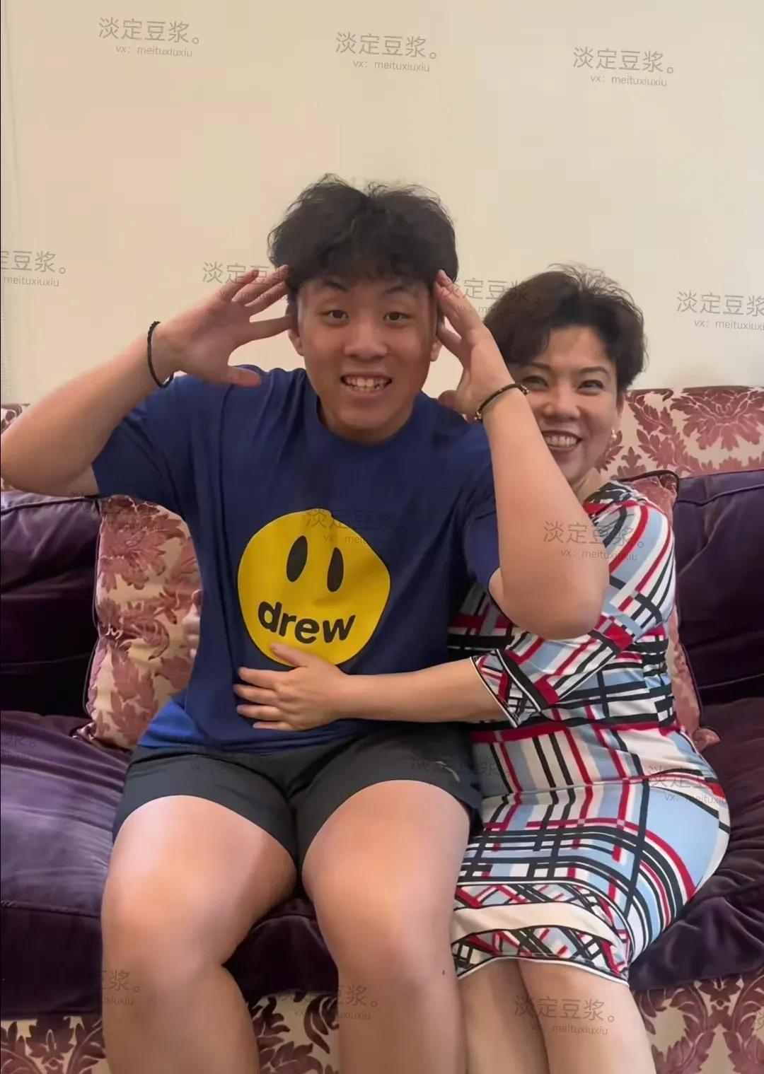 嘛呀！看邓亚萍两条腿加起来还没有她儿子林瀚铭一条腿粗呢，看她大儿子长得高大威猛，