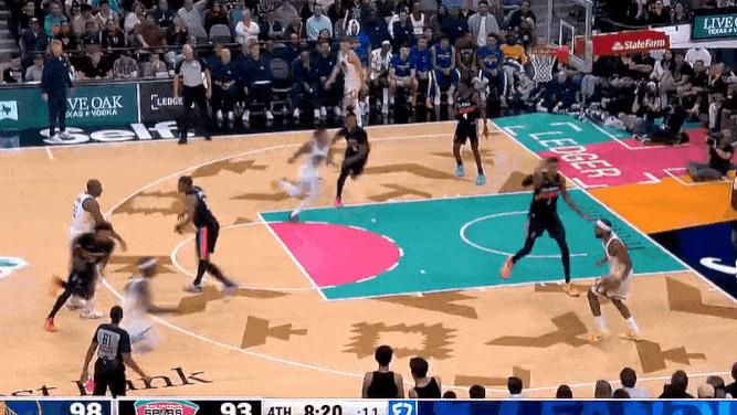 巴特勒突破飞身上篮造卡斯尔犯规，后者目前已5犯