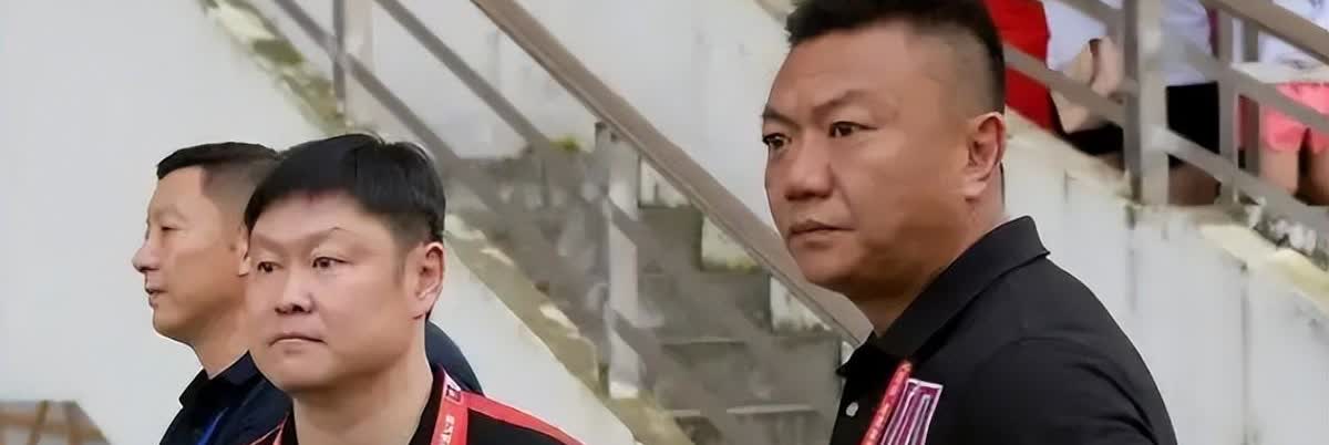 魏群原来是成都蓉城的老大，前段时间离开球队后最近找到了新工作。没想到他现在当泸州