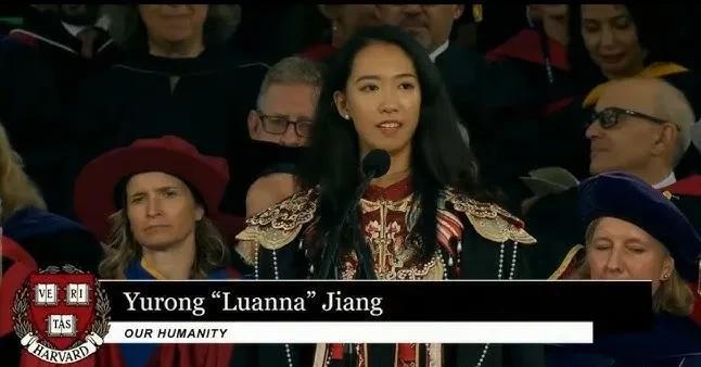 太有出息了这孩子
刚刚结束的美国哈佛大学毕业典礼，来自中国山东青岛的女留学生蒋雨