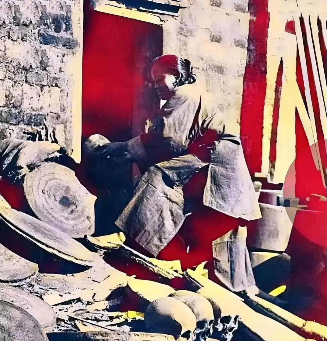 1900年清晨，刽子手之妻在门前晾晒无人认领的死囚首级。经阳光曝晒的头颅会变得坚
