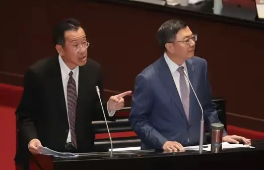 
美国此前售台的军火近日陆续到货，台湾地区防务部门负责人顾立雄竟将这些武器的到来