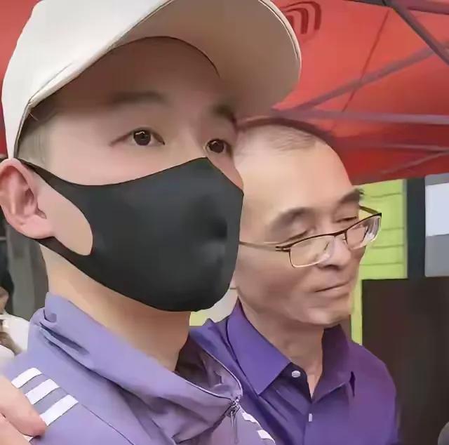 网友对浩南家，
每个人的评论太精确了！
谢    岳:戏精本精，谎话连篇，人品堪