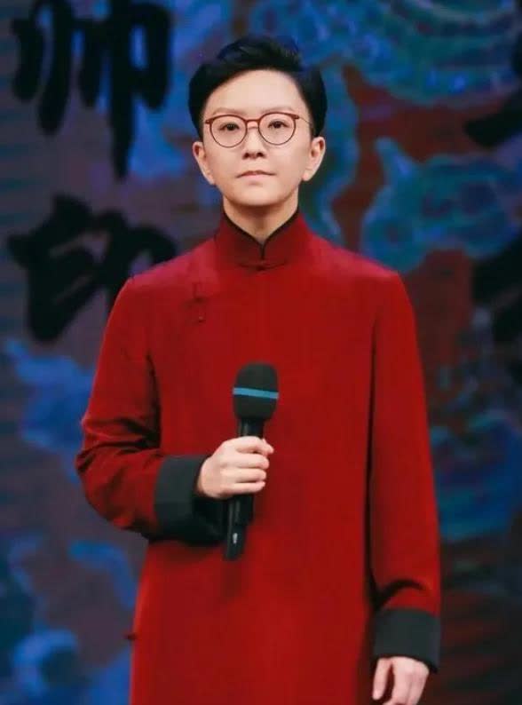 王佩瑜自诩艺术家，只看到了她活跃在综艺节目中捞钱，看不到她如何认真研究排练传承京