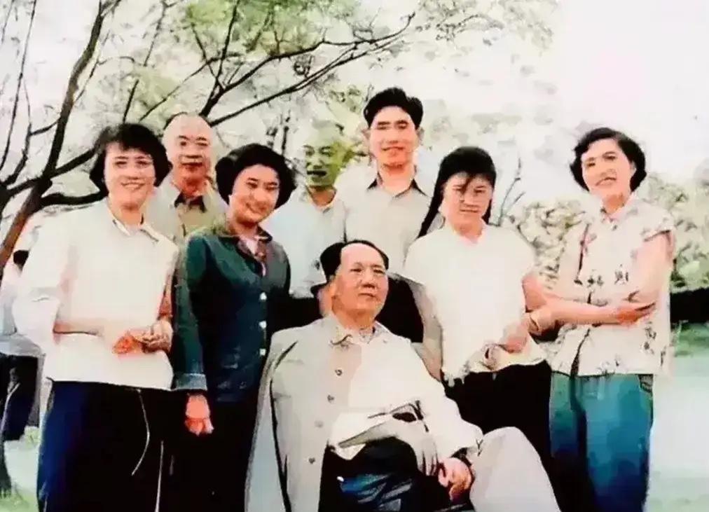 五十年代后期，杭州工作人员打扮也挺时髦，无论男士女士都打扮挺精干，头型各异，那时
