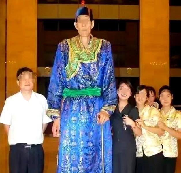 中国巨人鲍喜顺：不听医生劝告非要生子，现在儿子长到多高？
被称之为“中国第一巨人