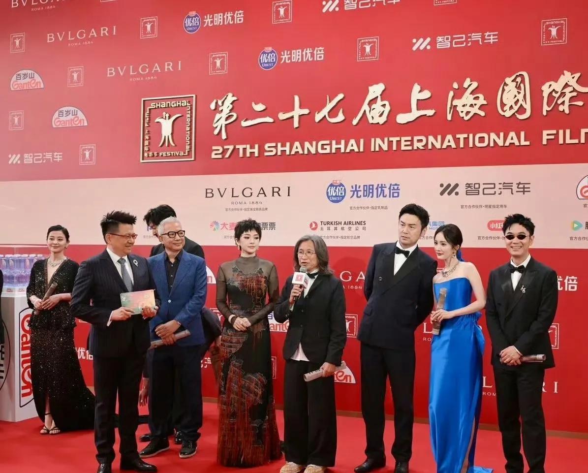 上海电影节《酱园弄》剧组走红毯，杨幂身穿亮蓝色裙子，非常显白，优雅又有气质，直接
