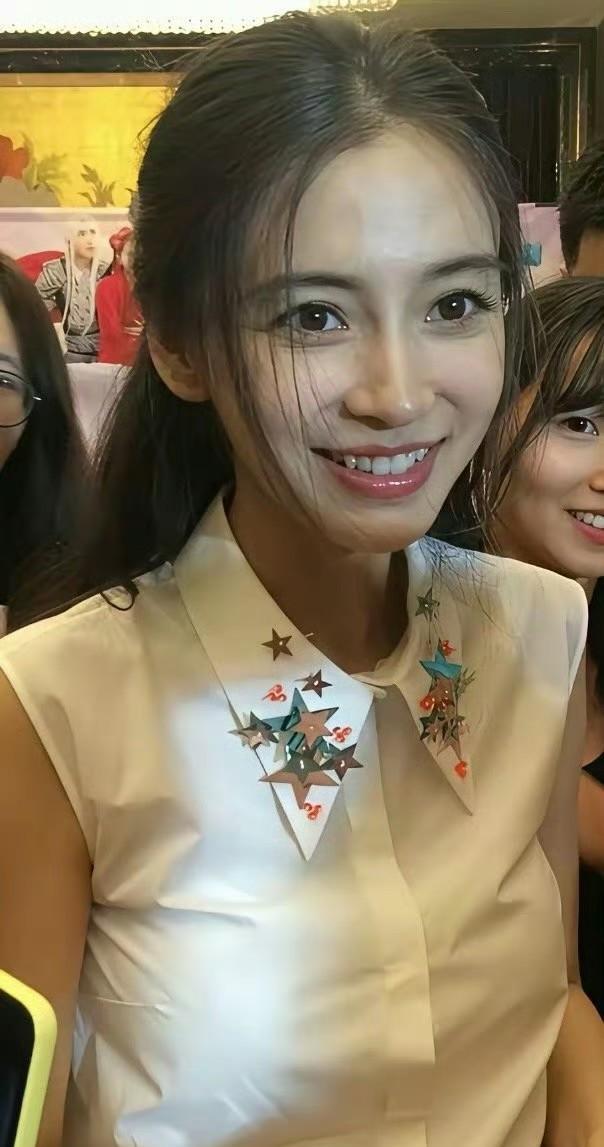 杨颖生图真实长相也太抗打了吧！
没有精修滤镜的她，五官依旧精致立体，笑容明媚动人