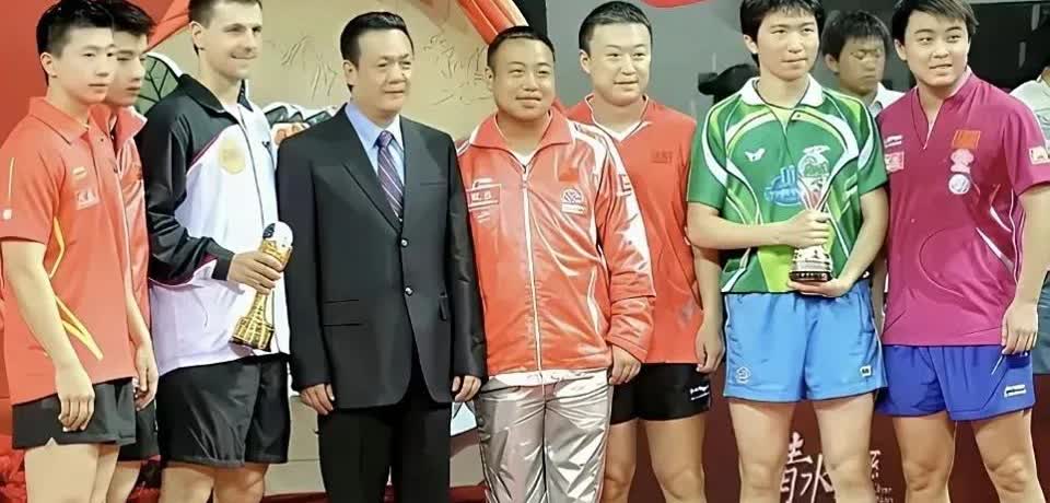 马琳与王皓中间是韩国乒乓球选手柳承敏，等在一起，笑容满面，举止温柔，喜笑颜开，合