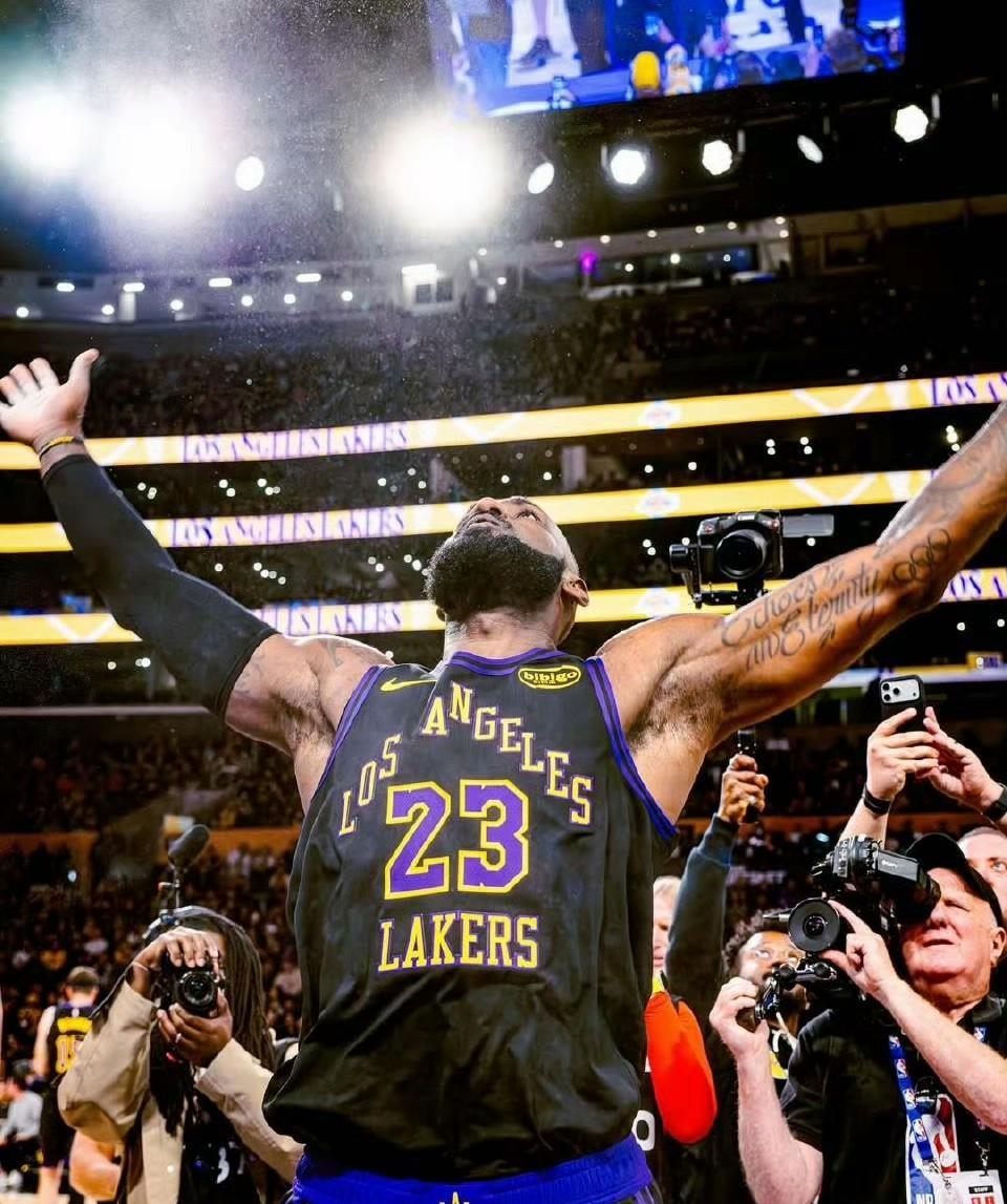 40岁詹皇复出即控场！这状态打到45岁谁还敢质疑？
黑子们彻底破防！缺席14场后