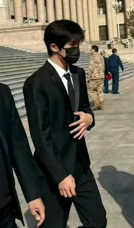 人民大会堂偶遇易烊千玺