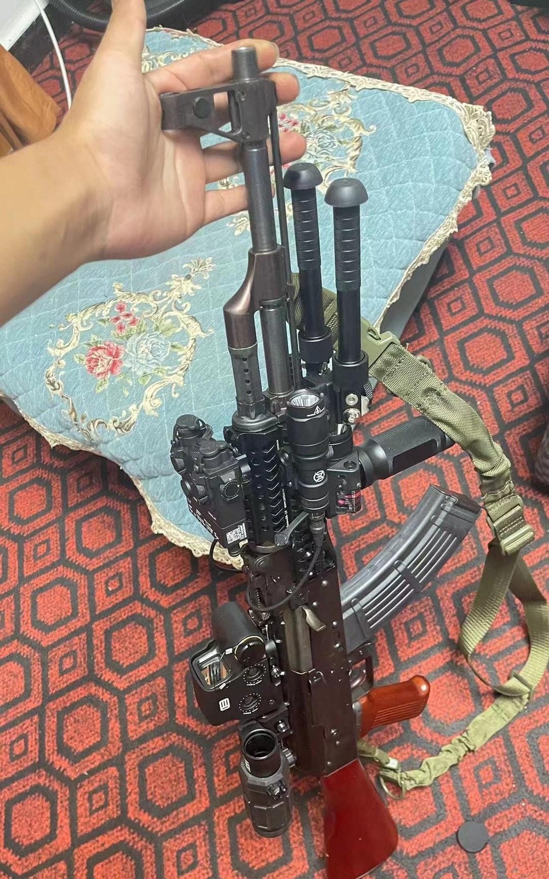 佤联军改装的仿56式冲锋枪，能加的都加上了，整的有点豪华，差点认不出来了