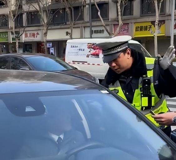 新能源可以限号，这个可能性有但是不大，网约车堵全是司机的责任吗？
 
乘客不迟到