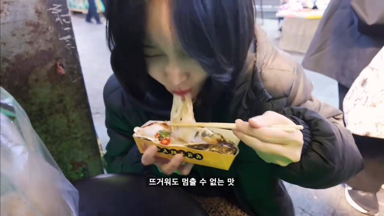 韩国美女到青岛旅游，一口蒜蓉生蚝，惊得嘴都合不上！
韩国美女独自一人来到青岛，晚