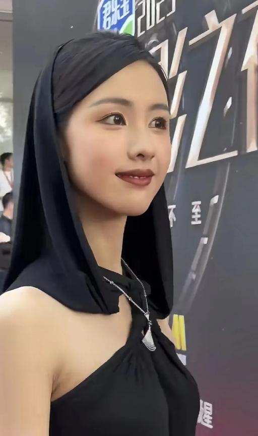 这是典型的东方美女，
杏眼桃腮，天生丽质，真够养眼的。