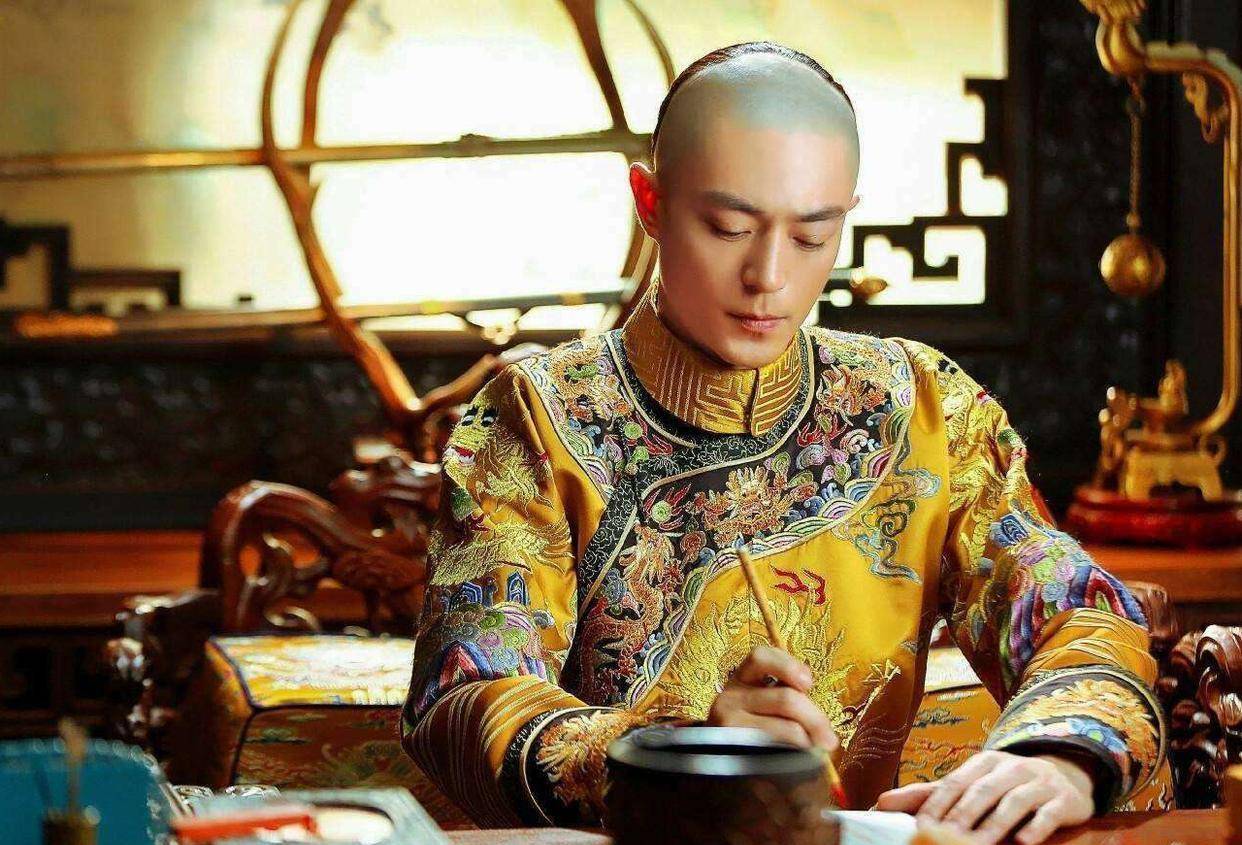 顺治帝死了以后，留下了八个皇子，那为何会立康熙为帝呢？

康熙并不是其中最年长的