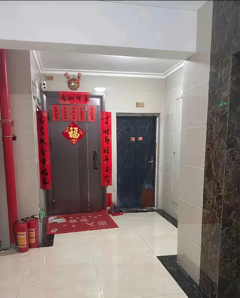 门框弄这么高说是高人一等，邻居这个做法你觉得合适吗？这种讲究有没有依据？