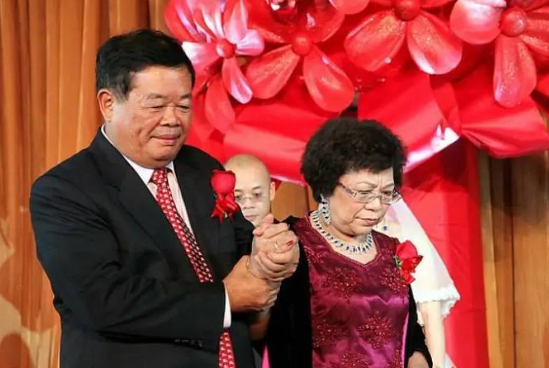 曹德旺将160亿财产全部转移到妻子名下，再三叮嘱：“亲爱的，爬进棺材之前，绝对不
