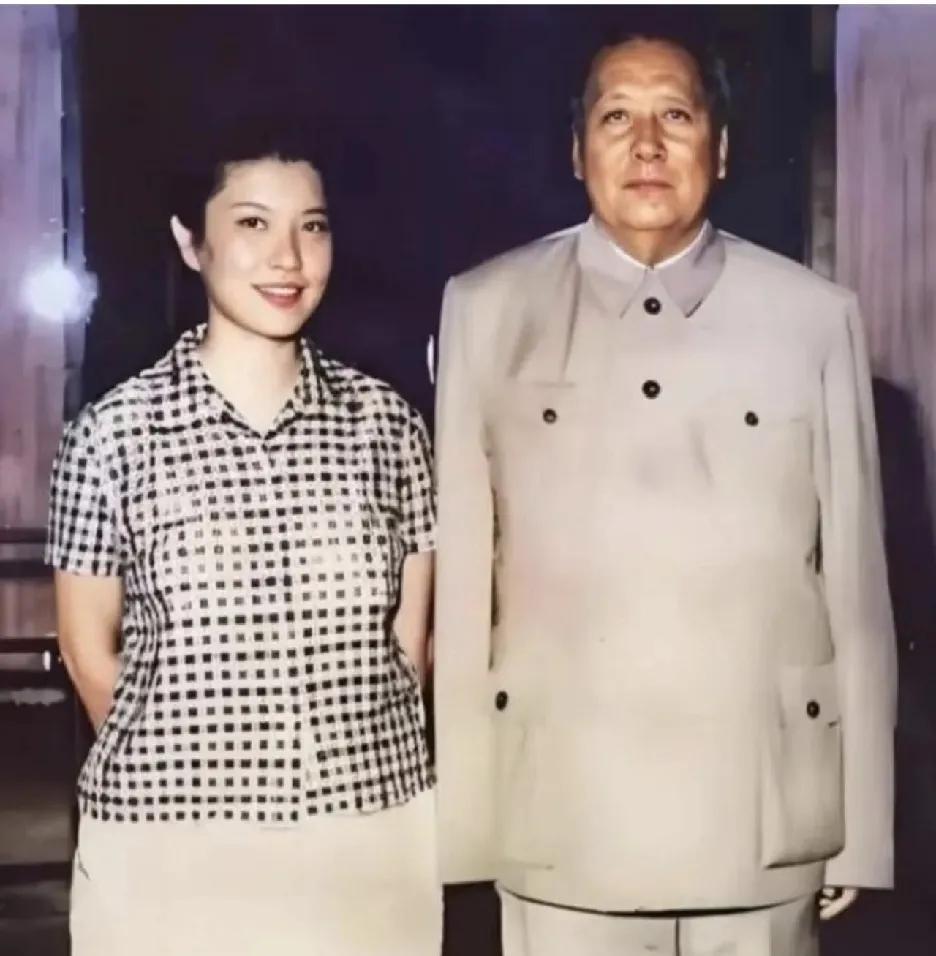 上世纪60年代，天安门城楼上，伟人与外交家龚澎留下珍贵合影。彼时，新中国在复杂国