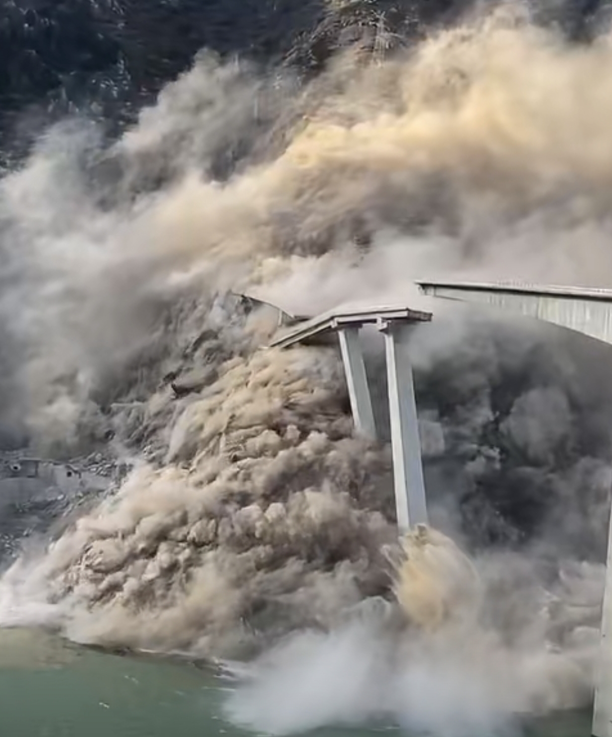 四川阿坝红旗桥发生垮塌，山体滑坡致桥体受损无人员伤亡
2025年11月11日下午