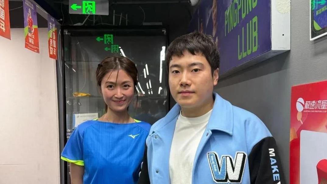梁靖崑：幸福日常，和明星老婆一起吃小摊儿美食，家庭圆满