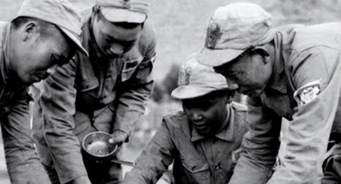 1940年，山东大娘给八路军战士煮了一锅浓稠的小米粥，战士们刚开始喝，班长就觉察