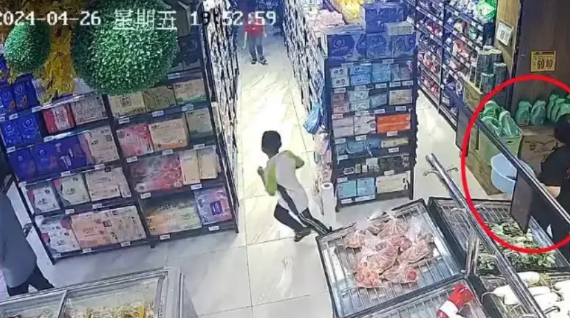 “防不胜防！”7岁男孩在超市里奔跑，导致女营业员摔伤骨折，家长认为孩子没有过错，