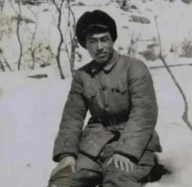 1953年，我国交换俘虏的仪式上，志愿军60军180师吴成德步履艰难地走向我方。