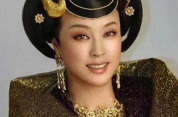 刘晓庆，影视界的传奇女星，凭借《小花》、《武则天》等经典之作深受观众喜爱。她演技