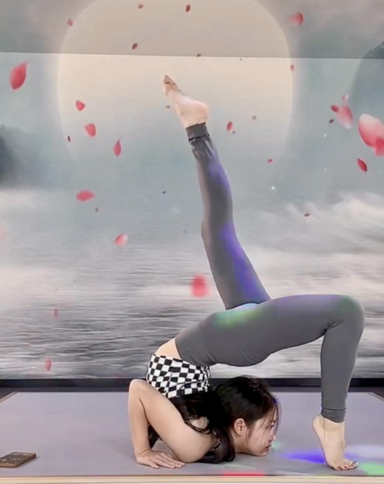 打油诗·瑜伽俏影
瑜伽垫上展英姿，
高难动作有巧思。
花瓣飘落增雅意，
柔韧力量