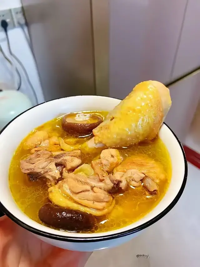 刚结婚的时候，婆婆炖了一锅鸡汤。
​两个鸡腿，一个给了公公，一个给了老公。我盛汤