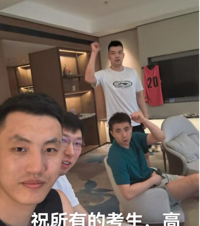 翟晓川、周琦、赵继伟、张才仁一起为高考生加油助力！
6月5日，翟晓川在个人社交平