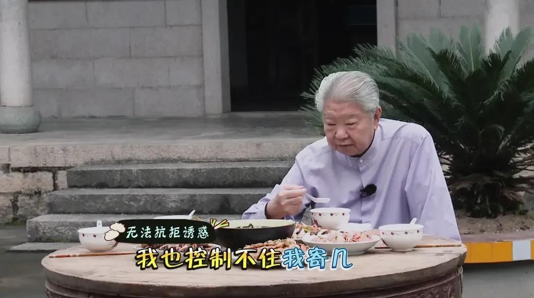 那个瞎喷蔡澜先生的大V
被禁言了
“尽量地学习、尽量地经历、尽量地旅游、尽量地吃