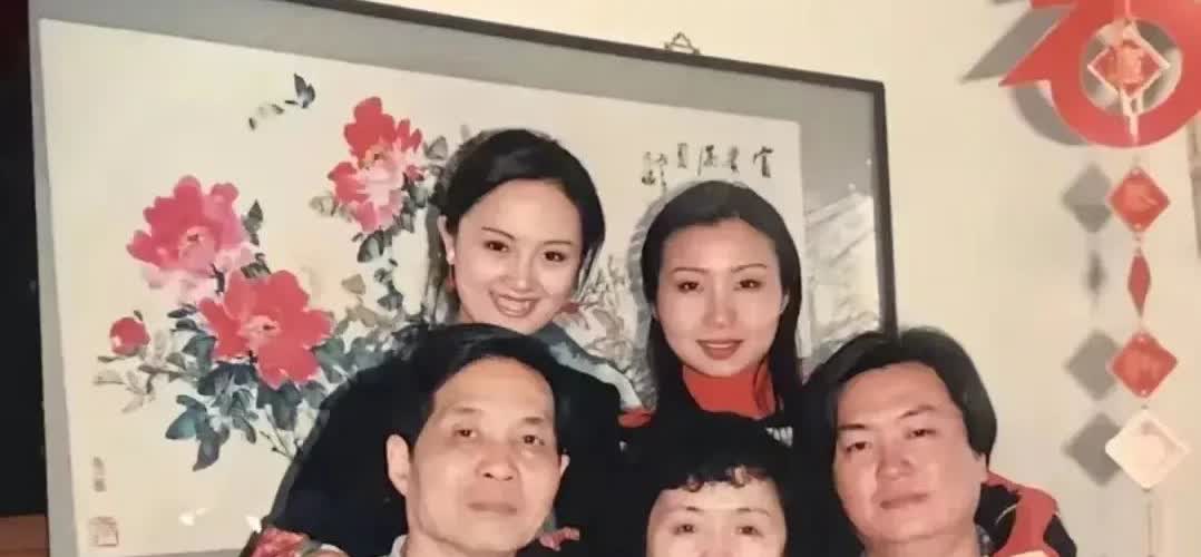 演员朱媛媛全家福照片曝光，一家五口人，哥哥和姐姐像爸爸，媛媛和妈妈长得最像，媛媛