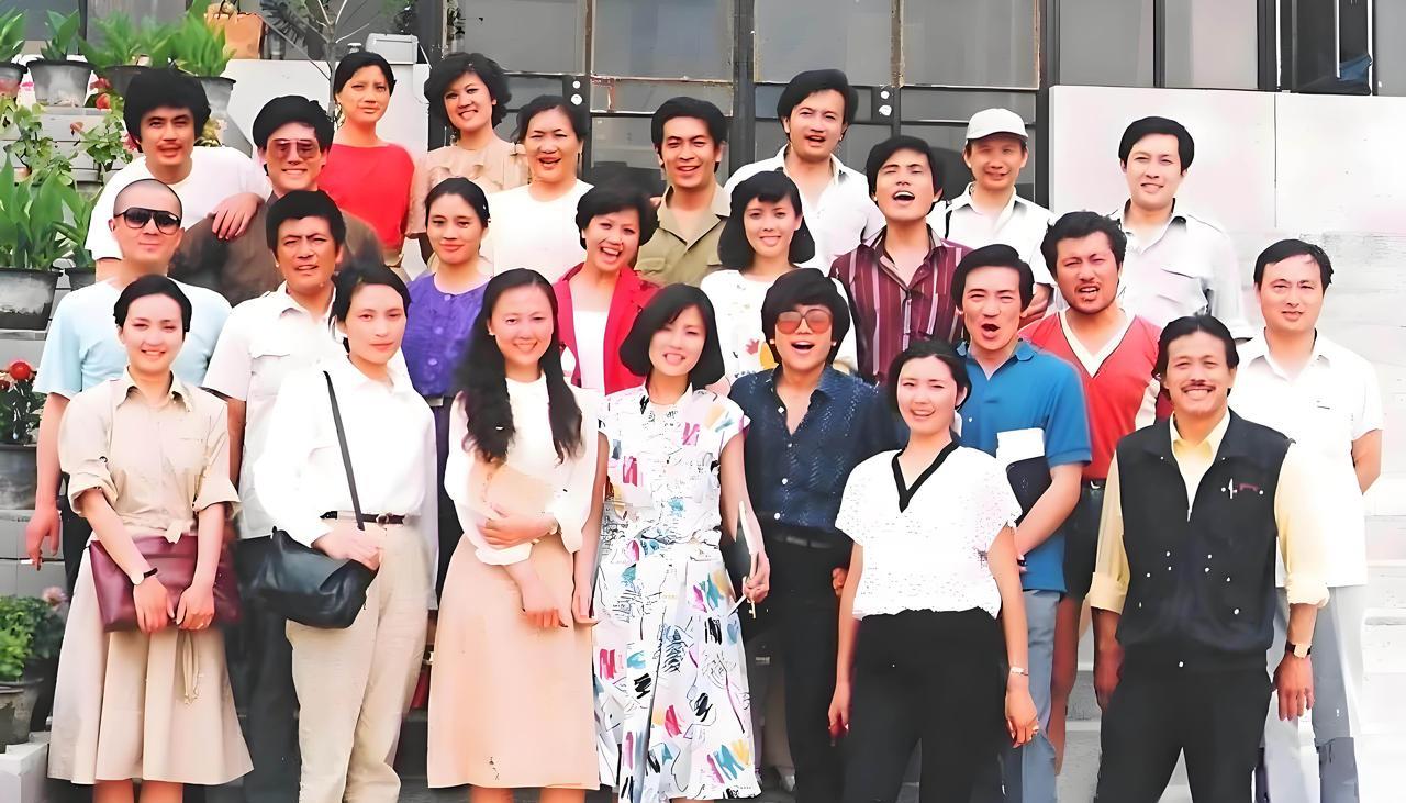 #老照片#
这是1985年，北京电影学院的明星班学员，欢聚在一起的珍贵瞬间。看看