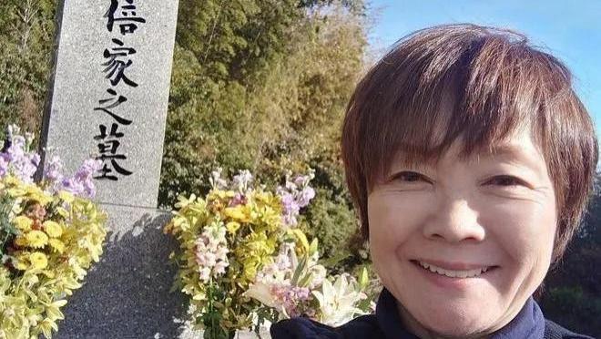 安倍晋三62岁妻子：生活很滋润，带着宠物狗一脸笑意的打扫墓碑