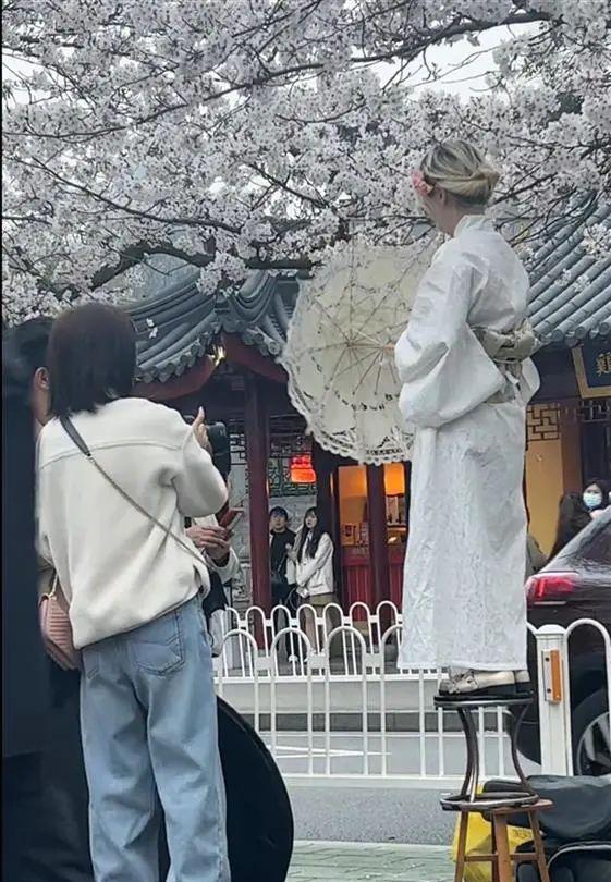 如果日本外务省都是贪官污吏，把所有的经费都拿去买豪车，玩偶像，吃和牛。那么中国的