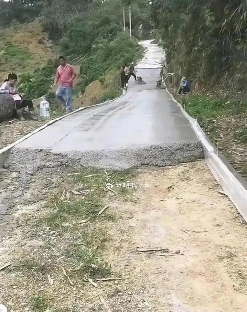 修路不应该放钢筋吗？怎么一根也没有啊