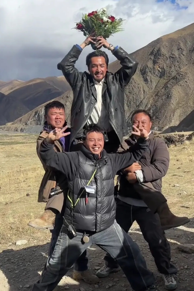 10月21日，胡歌《生命树》杀青，被工作人员高举过腰，与杨紫，导演合影！
几个月