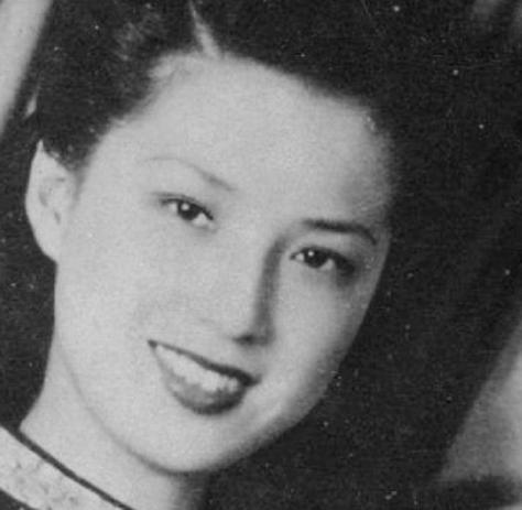 1974年，62岁的蒋梅英被26岁的男警员周荣鹤紧紧搂在怀中强吻，她把这件事情告